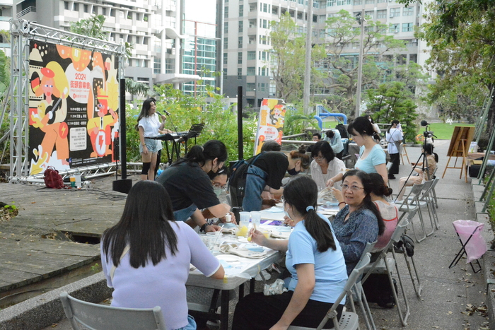 正修街頭音樂會浪漫 體驗「聽音樂」VS「拼貼飲料袋」圖片
