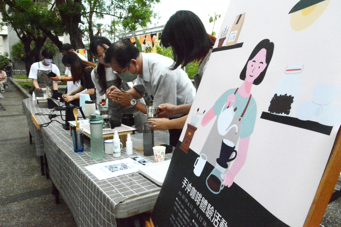 正修街頭音樂會浪漫 體驗「聽音樂」VS「拼貼飲料袋」圖片