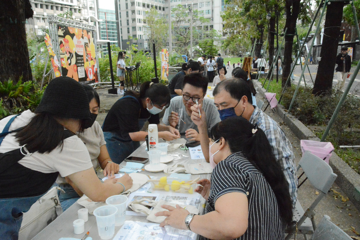 正修街頭音樂會浪漫 體驗「聽音樂」VS「拼貼飲料袋」圖片