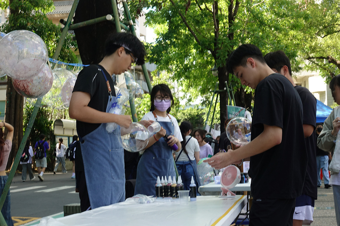 2025/5/21療癒彩繪波波球手做X街頭音樂會-弦舞吉他社、創作音樂社圖片