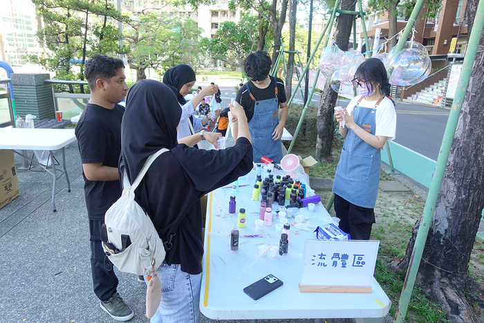 2025/5/21療癒彩繪波波球手做X街頭音樂會-弦舞吉他社、創作音樂社圖片