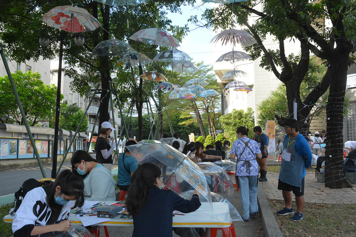 2025/10/29街頭音樂會X「傘不住的創意」雨傘塗鴉X手沖咖啡體驗活動圖片