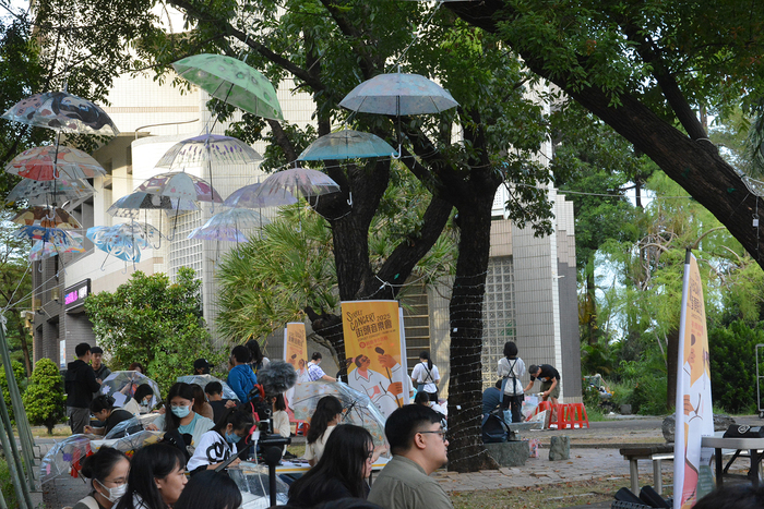 2025/10/29街頭音樂會X「傘不住的創意」雨傘塗鴉X手沖咖啡體驗活動圖片