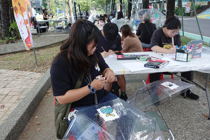 2025/10/29街頭音樂會X「傘不住的創意」雨傘塗鴉X手沖咖啡體驗活動圖片