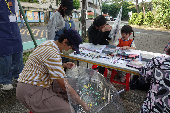 2025/10/29街頭音樂會X「傘不住的創意」雨傘塗鴉X手沖咖啡體驗活動圖片