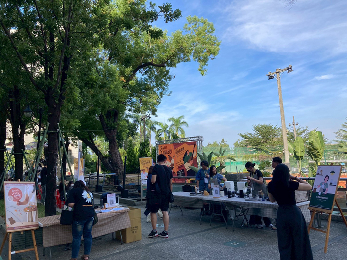 2025/10/29街頭音樂會X「傘不住的創意」雨傘塗鴉X手沖咖啡體驗活動圖片