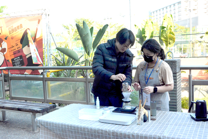 20251217-街頭音樂會-阿妹 vs. KB彈唱阿彥X手沖咖啡體驗活動X手感毛線吊飾創作圖片