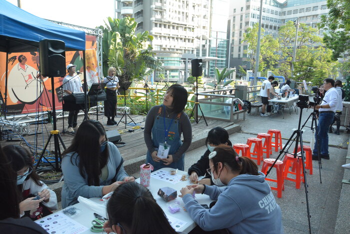 20251217-街頭音樂會-阿妹 vs. KB彈唱阿彥X手沖咖啡體驗活動X手感毛線吊飾創作圖片