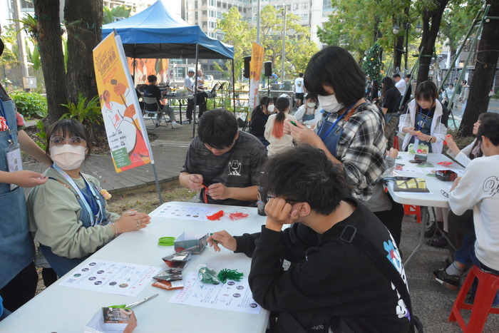 20251217-街頭音樂會-阿妹 vs. KB彈唱阿彥X手沖咖啡體驗活動X手感毛線吊飾創作圖片