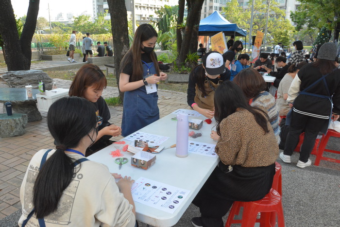 20251217-街頭音樂會-阿妹 vs. KB彈唱阿彥X手沖咖啡體驗活動X手感毛線吊飾創作圖片