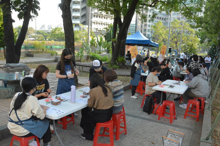 20251217-街頭音樂會-阿妹 vs. KB彈唱阿彥X手沖咖啡體驗活動X手感毛線吊飾創作圖片