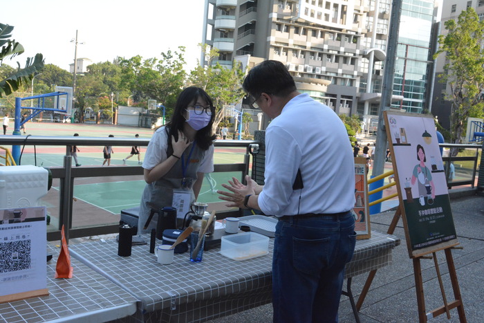 20251217-街頭音樂會-阿妹 vs. KB彈唱阿彥X手沖咖啡體驗活動X手感毛線吊飾創作圖片