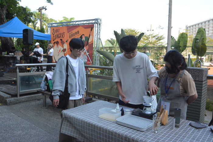 20251217-街頭音樂會-阿妹 vs. KB彈唱阿彥X手沖咖啡體驗活動X手感毛線吊飾創作圖片