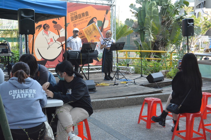 20251217-街頭音樂會-阿妹 vs. KB彈唱阿彥X手沖咖啡體驗活動X手感毛線吊飾創作圖片
