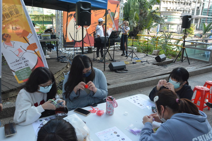 20251217-街頭音樂會-阿妹 vs. KB彈唱阿彥X手沖咖啡體驗活動X手感毛線吊飾創作圖片