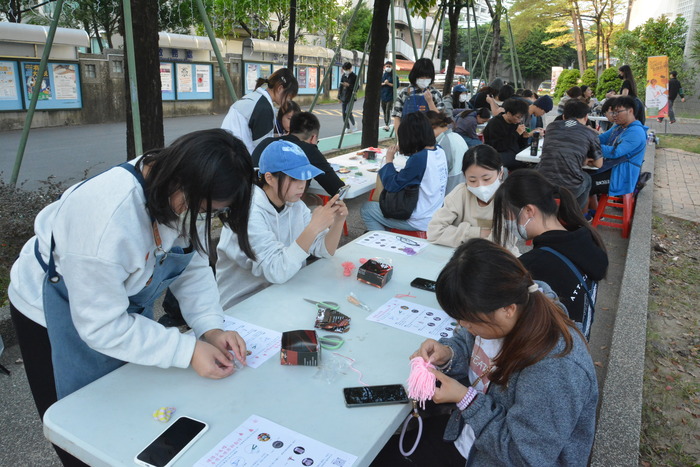 20251217-街頭音樂會-阿妹 vs. KB彈唱阿彥X手沖咖啡體驗活動X手感毛線吊飾創作圖片