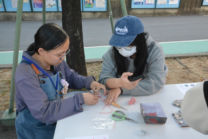 20251217-街頭音樂會-阿妹 vs. KB彈唱阿彥X手沖咖啡體驗活動X手感毛線吊飾創作圖片