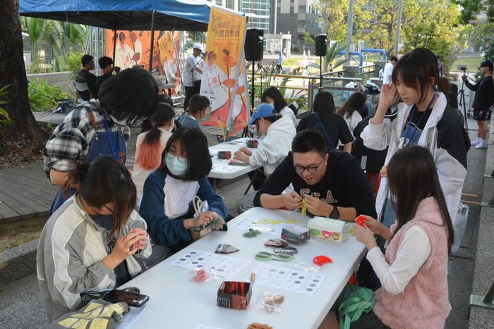 20251217-街頭音樂會-阿妹 vs. KB彈唱阿彥X手沖咖啡體驗活動X手感毛線吊飾創作圖片