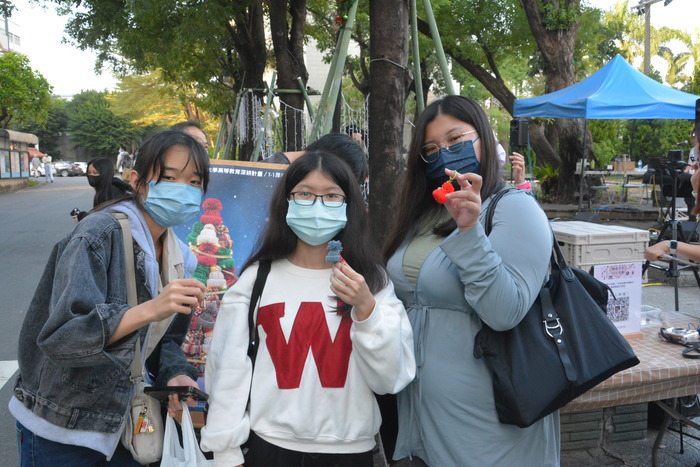 20251217-街頭音樂會-阿妹 vs. KB彈唱阿彥X手沖咖啡體驗活動X手感毛線吊飾創作圖片