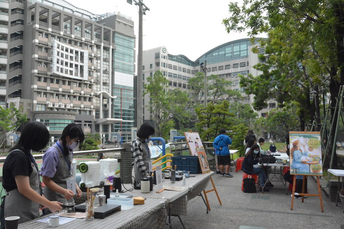 20251119-街頭音樂會-弦舞吉他社 × 創音社X手沖咖啡體驗活動X插畫風杯墊創作圖片