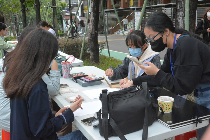 20251119-街頭音樂會-弦舞吉他社 × 創音社X手沖咖啡體驗活動X插畫風杯墊創作圖片