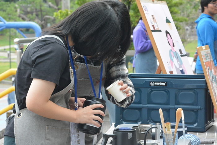 20251119-街頭音樂會-弦舞吉他社 × 創音社X手沖咖啡體驗活動X插畫風杯墊創作圖片