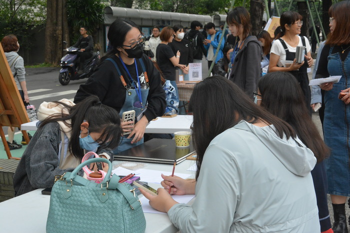 20251119-街頭音樂會-弦舞吉他社 × 創音社X手沖咖啡體驗活動X插畫風杯墊創作圖片