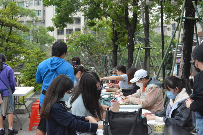 20251119-街頭音樂會-弦舞吉他社 × 創音社X手沖咖啡體驗活動X插畫風杯墊創作圖片