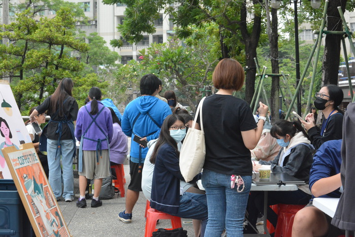 20251119-街頭音樂會-弦舞吉他社 × 創音社X手沖咖啡體驗活動X插畫風杯墊創作圖片