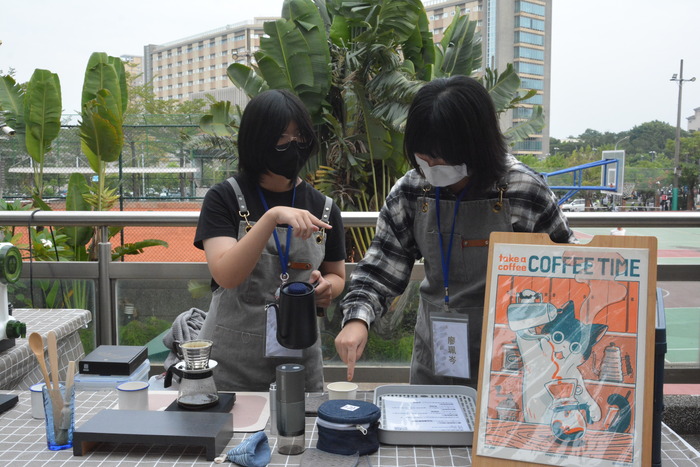 20251119-街頭音樂會-弦舞吉他社 × 創音社X手沖咖啡體驗活動X插畫風杯墊創作圖片