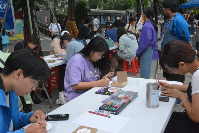 20251119-街頭音樂會-弦舞吉他社 × 創音社X手沖咖啡體驗活動X插畫風杯墊創作圖片