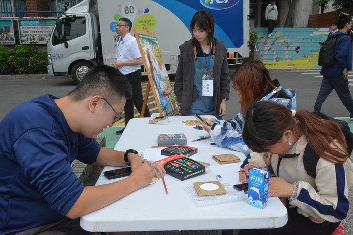 20251119-街頭音樂會-弦舞吉他社 × 創音社X手沖咖啡體驗活動X插畫風杯墊創作圖片