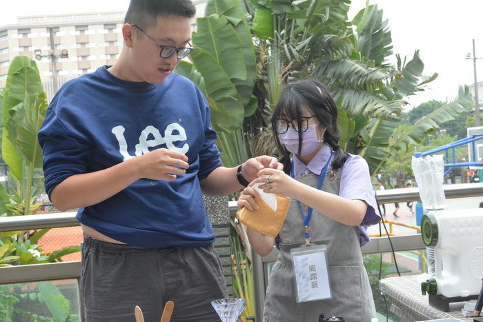 20251119-街頭音樂會-弦舞吉他社 × 創音社X手沖咖啡體驗活動X插畫風杯墊創作圖片