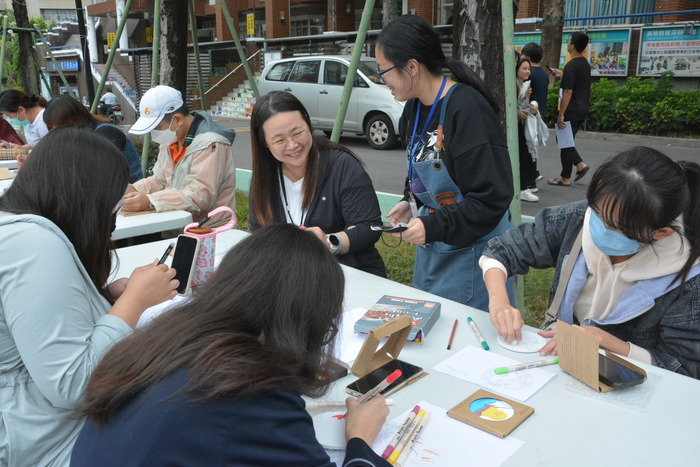 20251119-街頭音樂會-弦舞吉他社 × 創音社X手沖咖啡體驗活動X插畫風杯墊創作圖片