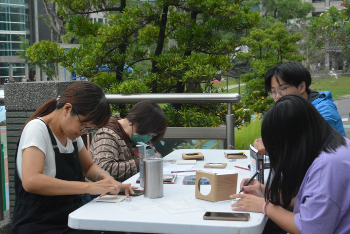 20251119-街頭音樂會-弦舞吉他社 × 創音社X手沖咖啡體驗活動X插畫風杯墊創作圖片