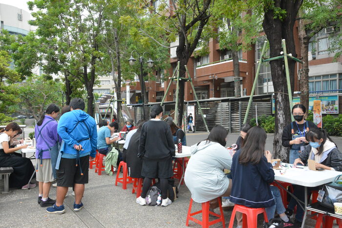 20251119-街頭音樂會-弦舞吉他社 × 創音社X手沖咖啡體驗活動X插畫風杯墊創作圖片