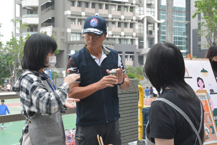 20251119-街頭音樂會-弦舞吉他社 × 創音社X手沖咖啡體驗活動X插畫風杯墊創作圖片