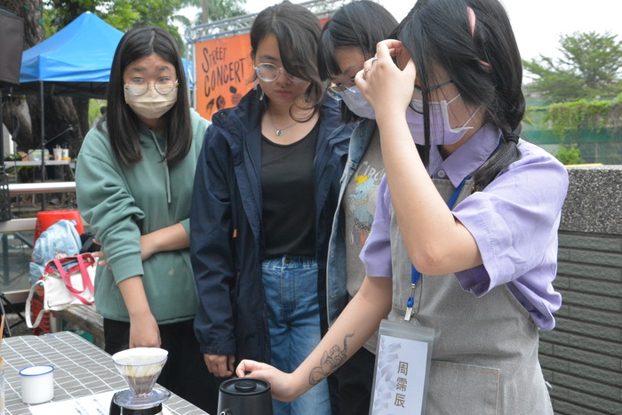 20251119-街頭音樂會-弦舞吉他社 × 創音社X手沖咖啡體驗活動X插畫風杯墊創作圖片