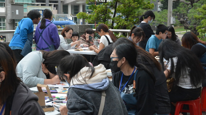 20251119-街頭音樂會-弦舞吉他社 × 創音社X手沖咖啡體驗活動X插畫風杯墊創作圖片