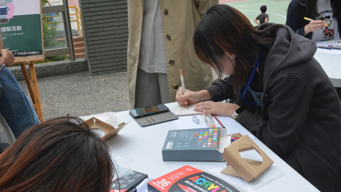 20251119-街頭音樂會-弦舞吉他社 × 創音社X手沖咖啡體驗活動X插畫風杯墊創作圖片