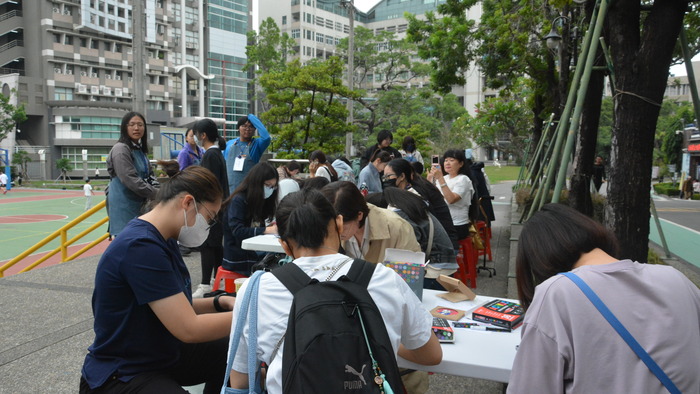 20251119-街頭音樂會-弦舞吉他社 × 創音社X手沖咖啡體驗活動X插畫風杯墊創作圖片