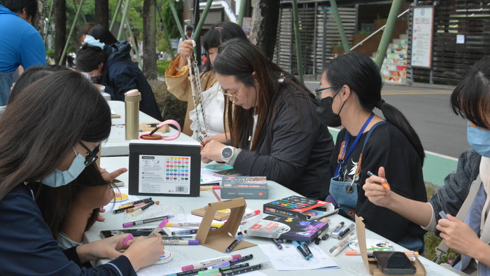 20251119-街頭音樂會-弦舞吉他社 × 創音社X手沖咖啡體驗活動X插畫風杯墊創作圖片