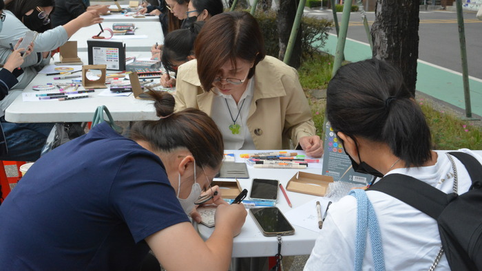 20251119-街頭音樂會-弦舞吉他社 × 創音社X手沖咖啡體驗活動X插畫風杯墊創作圖片