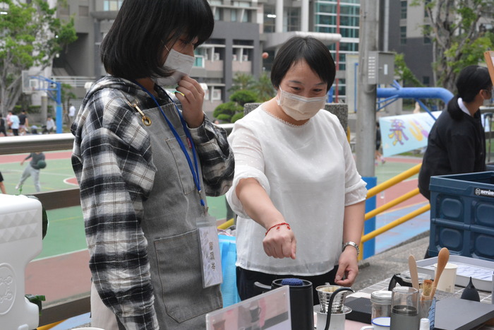 20251119-街頭音樂會-弦舞吉他社 × 創音社X手沖咖啡體驗活動X插畫風杯墊創作圖片