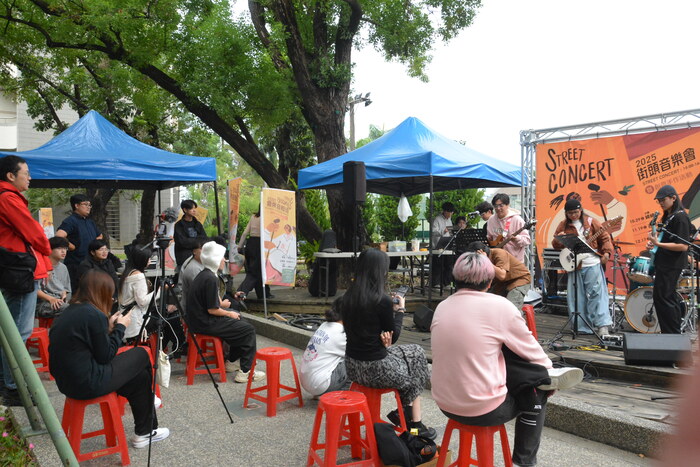 20251119-街頭音樂會-弦舞吉他社 × 創音社X手沖咖啡體驗活動X插畫風杯墊創作圖片