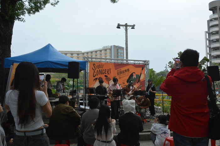 20251119-街頭音樂會-弦舞吉他社 × 創音社X手沖咖啡體驗活動X插畫風杯墊創作圖片