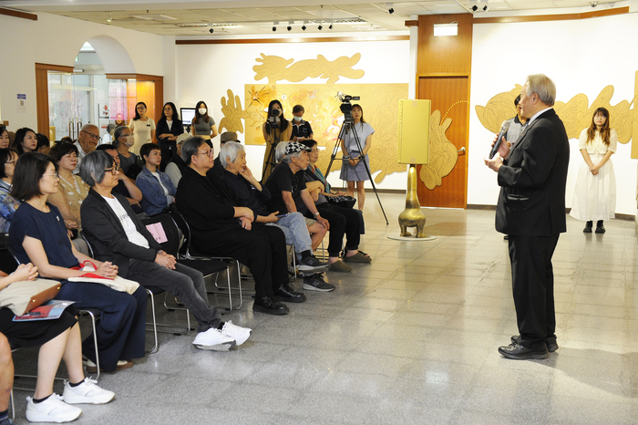 梁任宏《吹牛皮在紙上》圖片